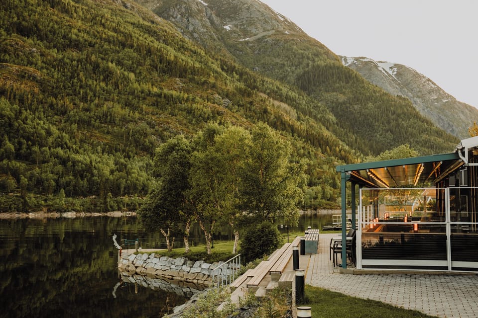 2 restaurants, lunch, dinner served; local cuisine