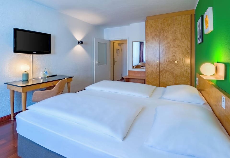 Standard Double or Twin Room | Hypo-allergenic bedding, down comforters, in-room safe, desk