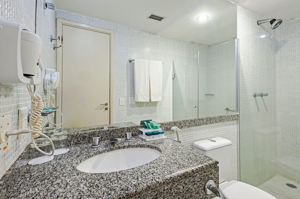 Deluxe Triple Room | Bathroom | Shower, rainfall showerhead, free toiletries, hair dryer