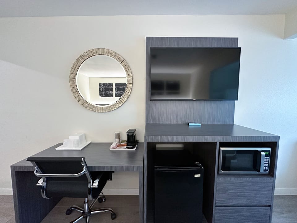 Junior Suite, Non Smoking (2 Queen Beds & 1 Bunk Bed) | Desk, laptop workspace, iron/ironing board, cribs/infant beds