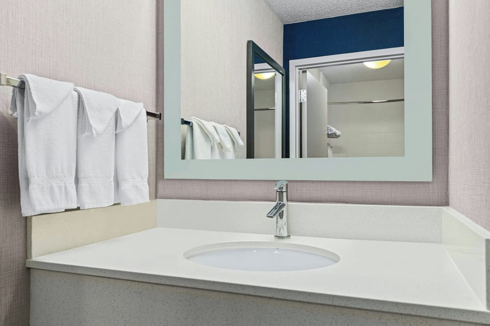 Combined shower/tub, hair dryer, towels