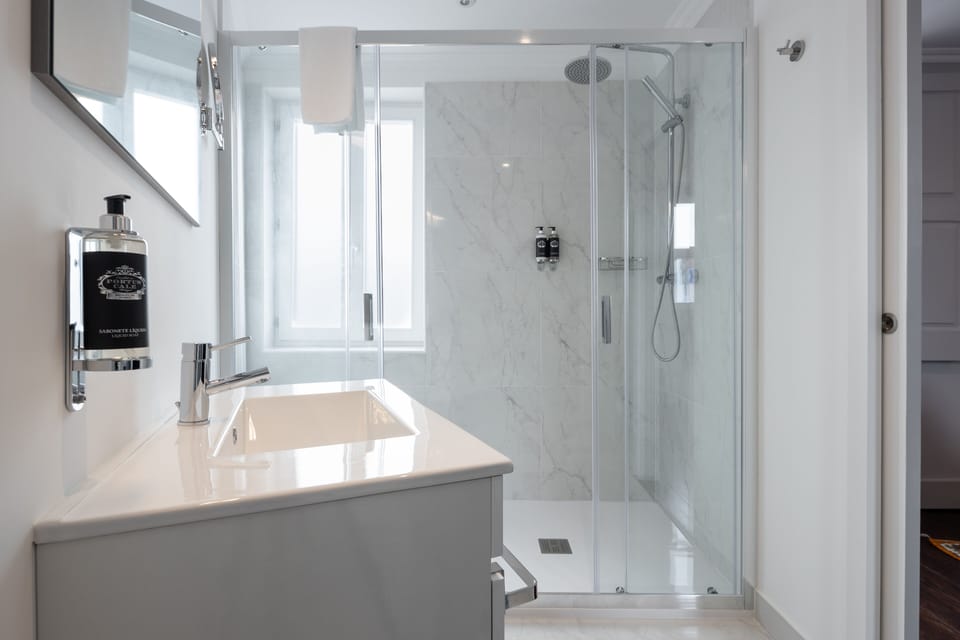 Junior Suite | Bathroom | Shower, hair dryer, towels, soap