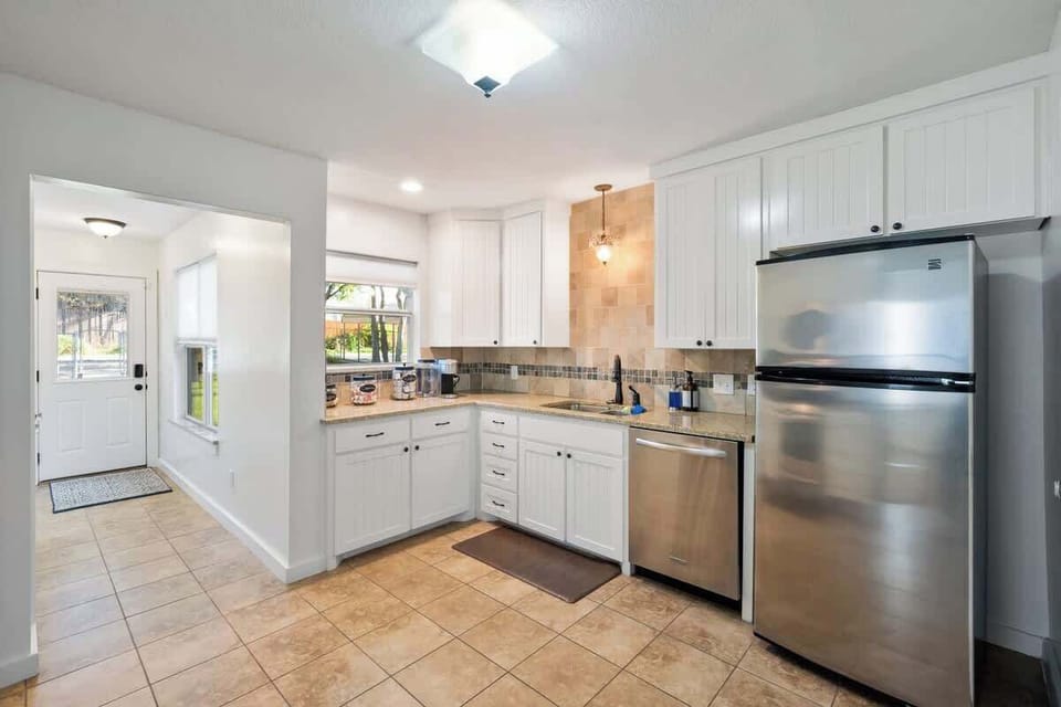 Fully functional updated Kitchen. Everything you need for perfect meal.