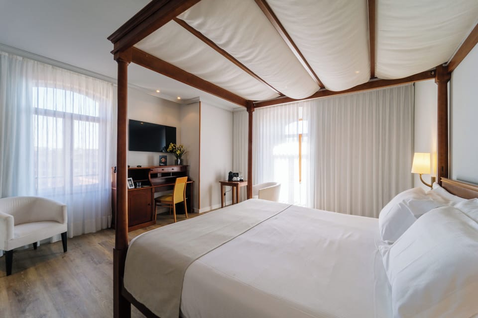 Junior Suite | Minibar, in-room safe, desk, laptop workspace