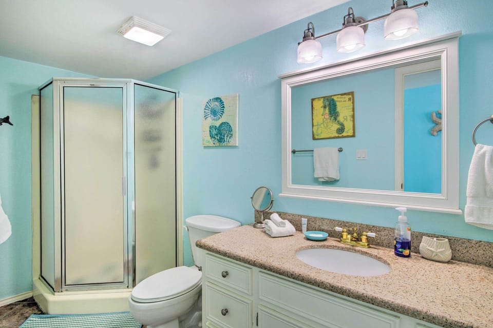 Full Bathroom | Towels Provided | Complimentary Toiletries