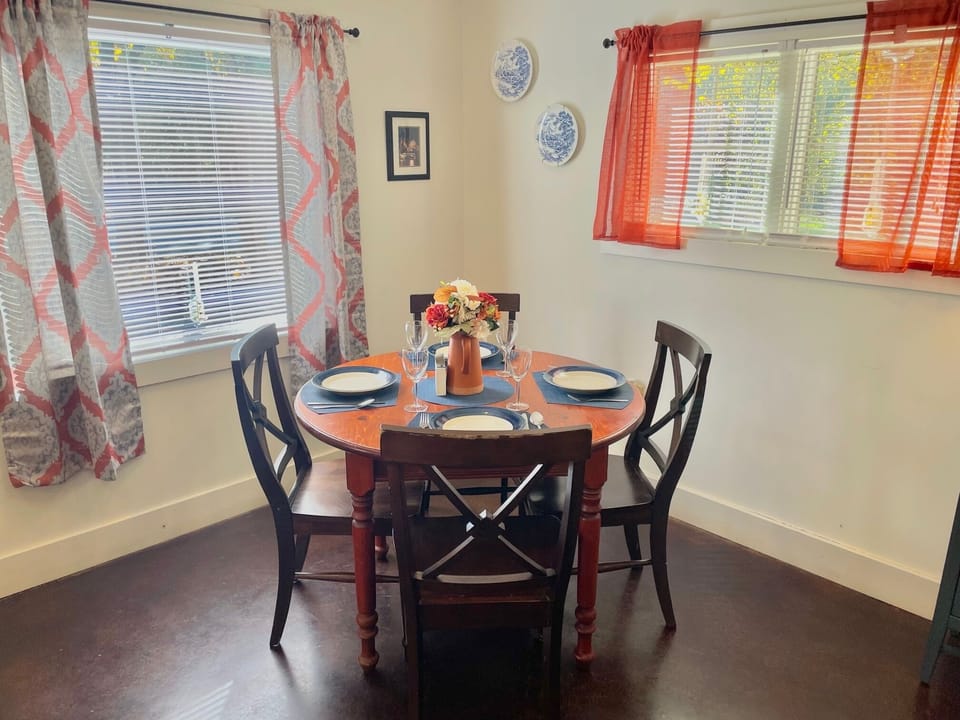Cozy Cottage Dining 