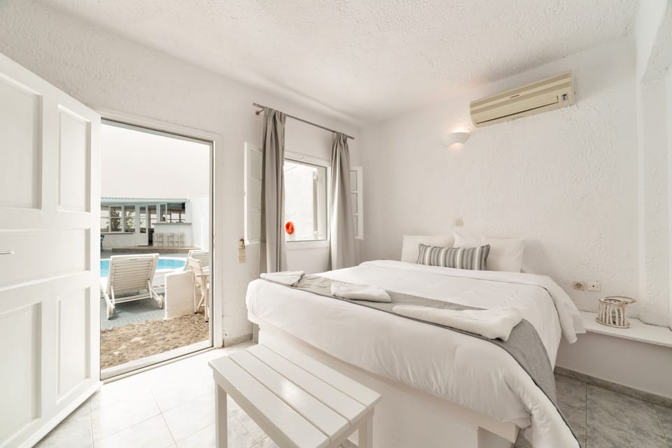 Standard Room Pool Level | In-room safe, soundproofing, free cribs/infant beds, free WiFi