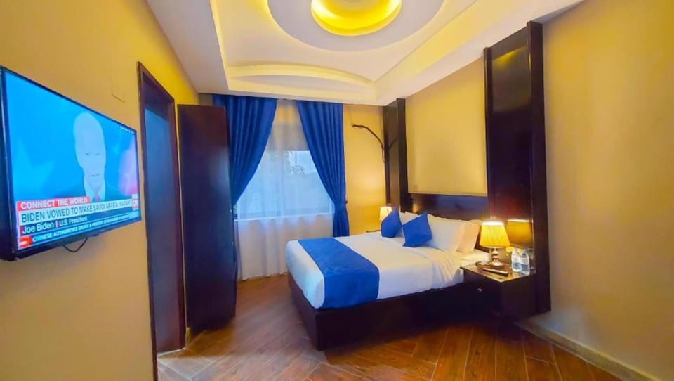 Executive Double Room | Bathroom | Shower, rainfall showerhead, free toiletries, hair dryer