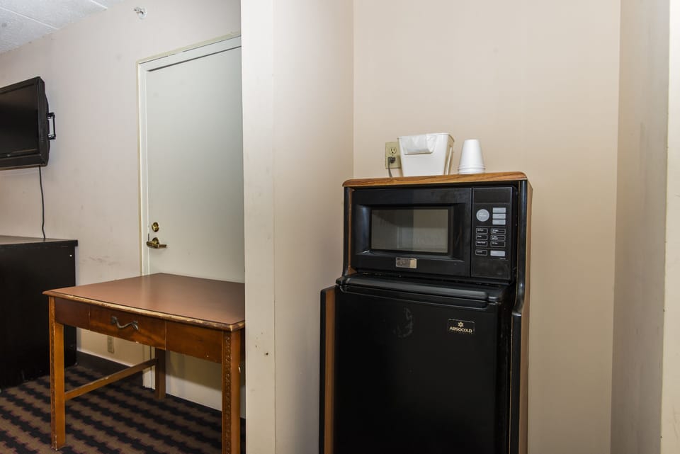 Standard Room, 1 King Bed | Desk, laptop workspace, blackout drapes, free WiFi