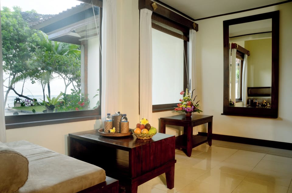 Minibar, in-room safe, desk, iron/ironing board
