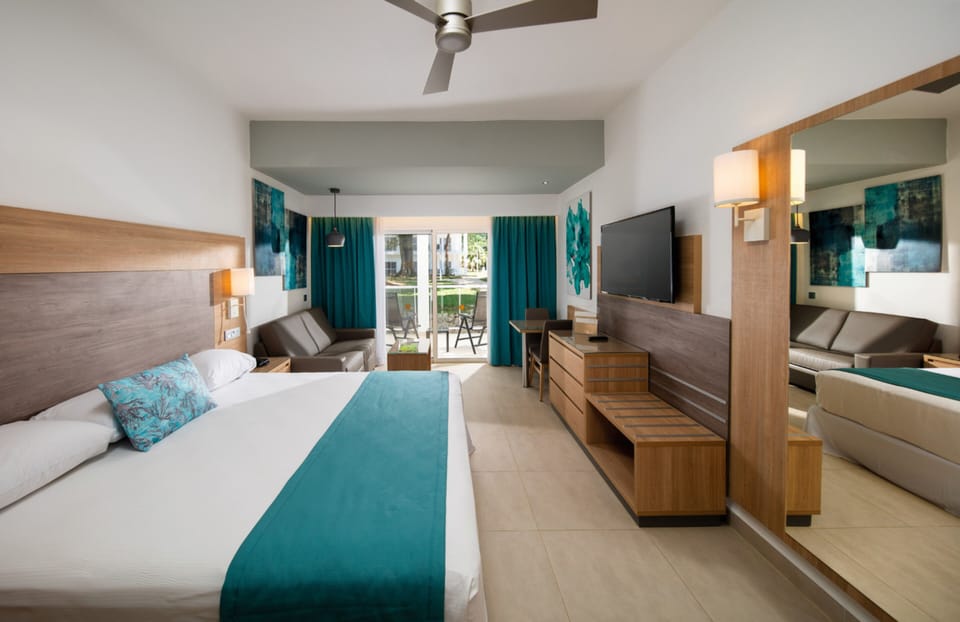 Minibar, in-room safe, laptop workspace, blackout drapes