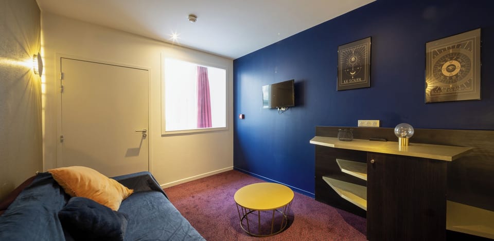 Deluxe Quadruple Room | Living area | 26-inch LCD TV with satellite channels, TV