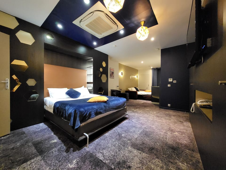 Deluxe Quadruple Room | Desk, laptop workspace, soundproofing, iron/ironing board