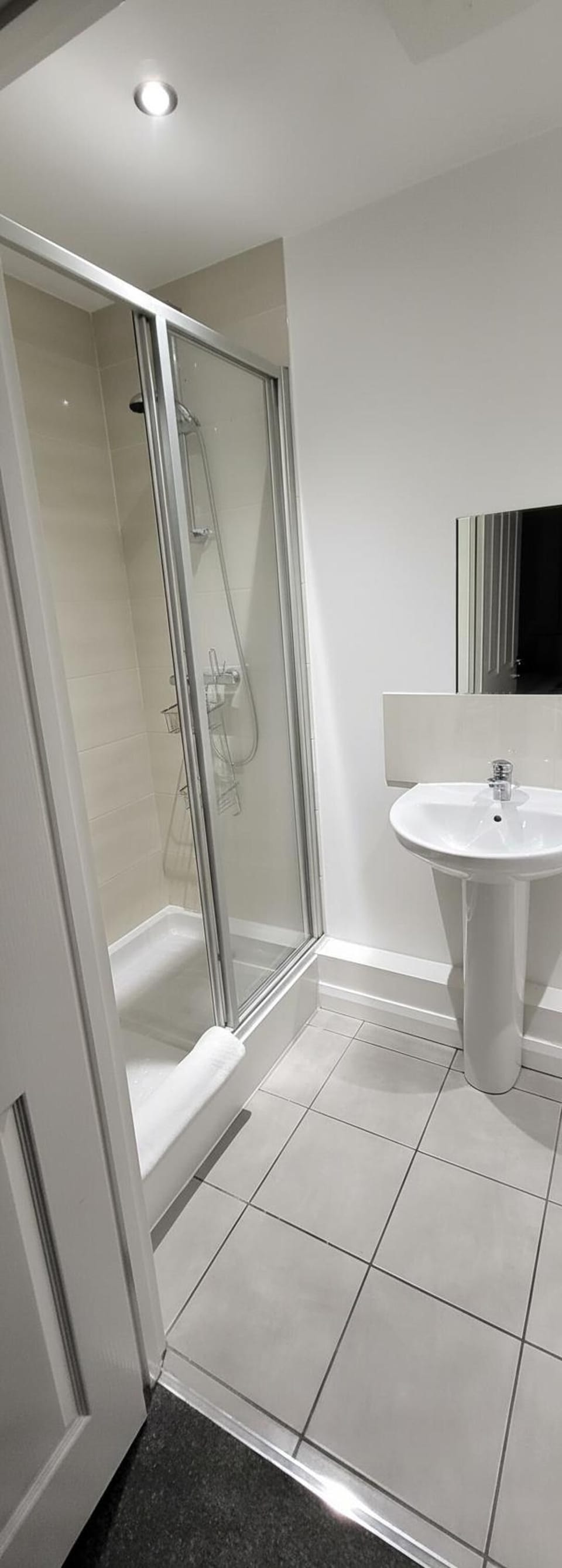 Combined shower/tub, deep soaking tub, free toiletries, hair dryer