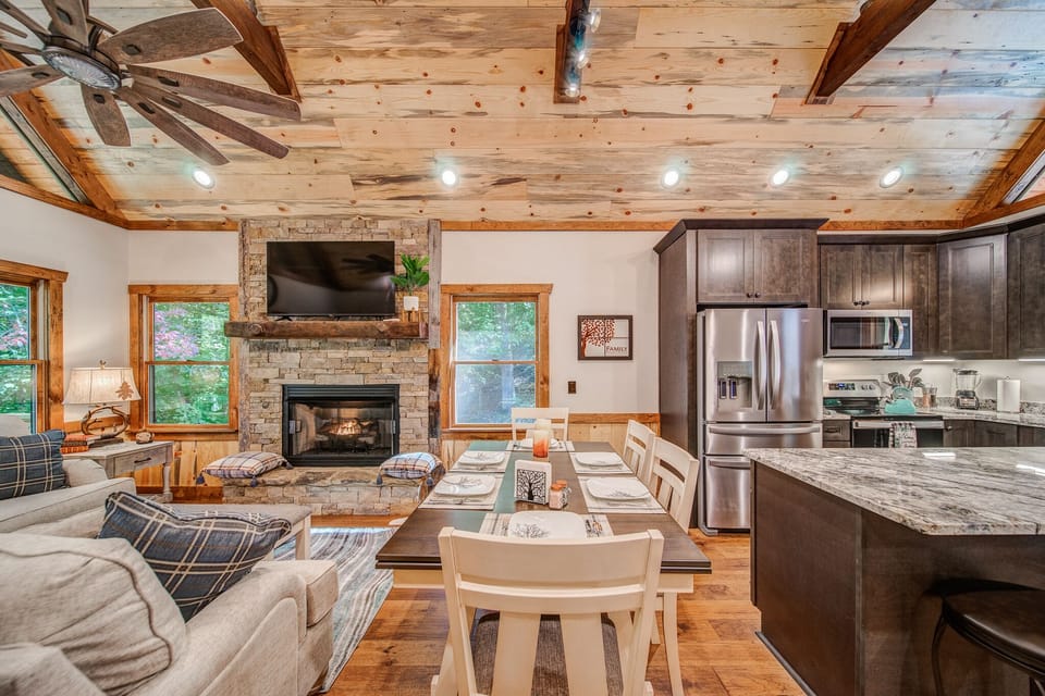 Gas fire place and mounted smart TV. perfect for Movie night! 