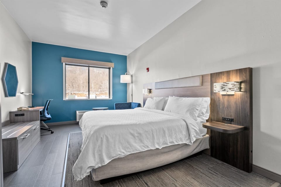 Standard Room | Desk, iron/ironing board, free cribs/infant beds, rollaway beds