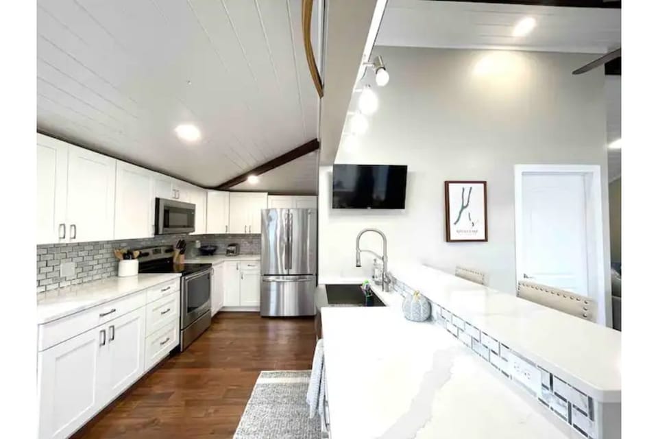 Kitchen island w/barstool seating, smart TV to watch all your favorite shows!