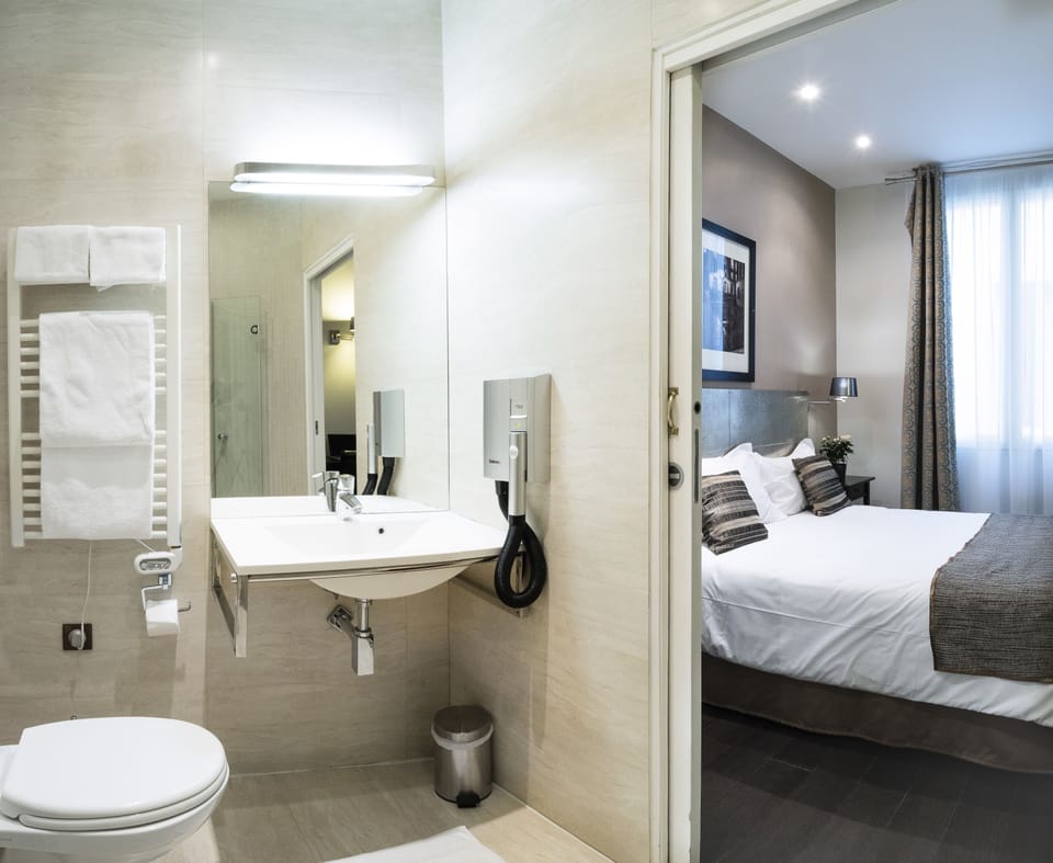 Double Room | Bathroom | Rainfall showerhead, hair dryer, towels
