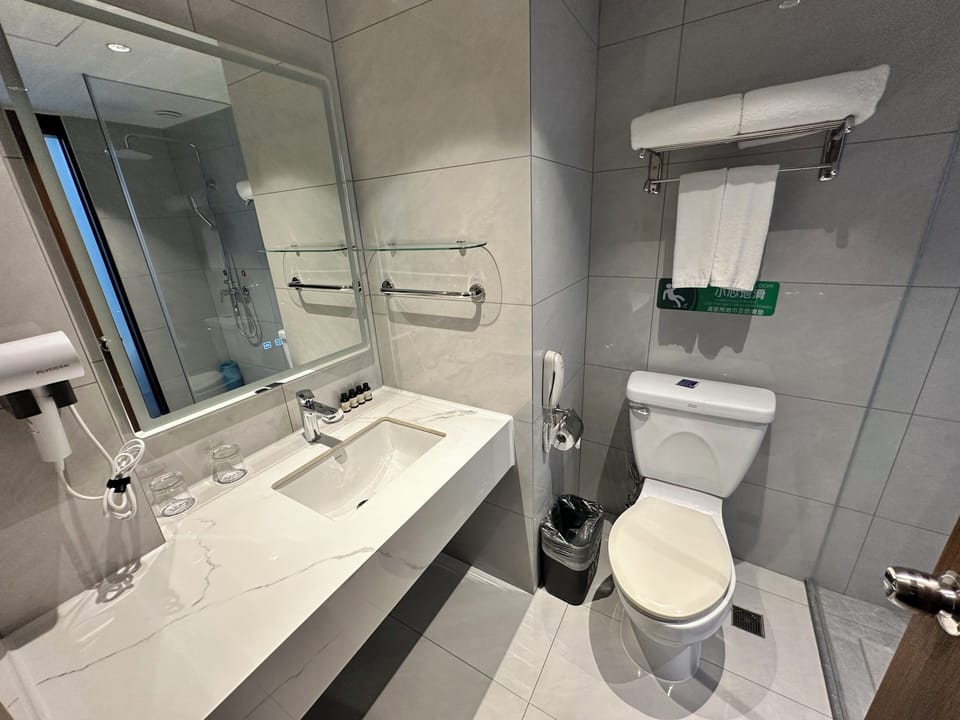 Deluxe Double Room | Bathroom | Combined shower/tub, free toiletries, hair dryer, bathrobes