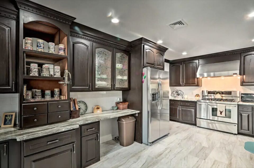 Large kitchen with professional New high end stove!