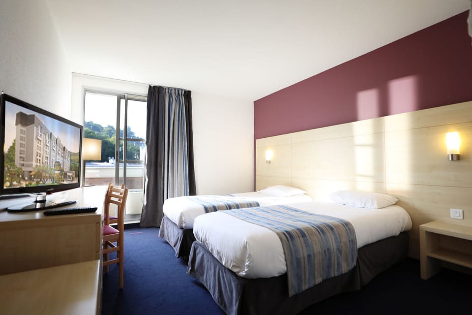 Twin Room | In-room safe, desk, blackout drapes, soundproofing