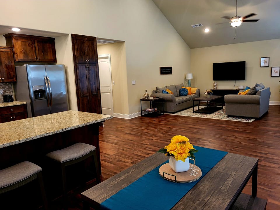 Nice open floor plan with cathedral ceiling, 