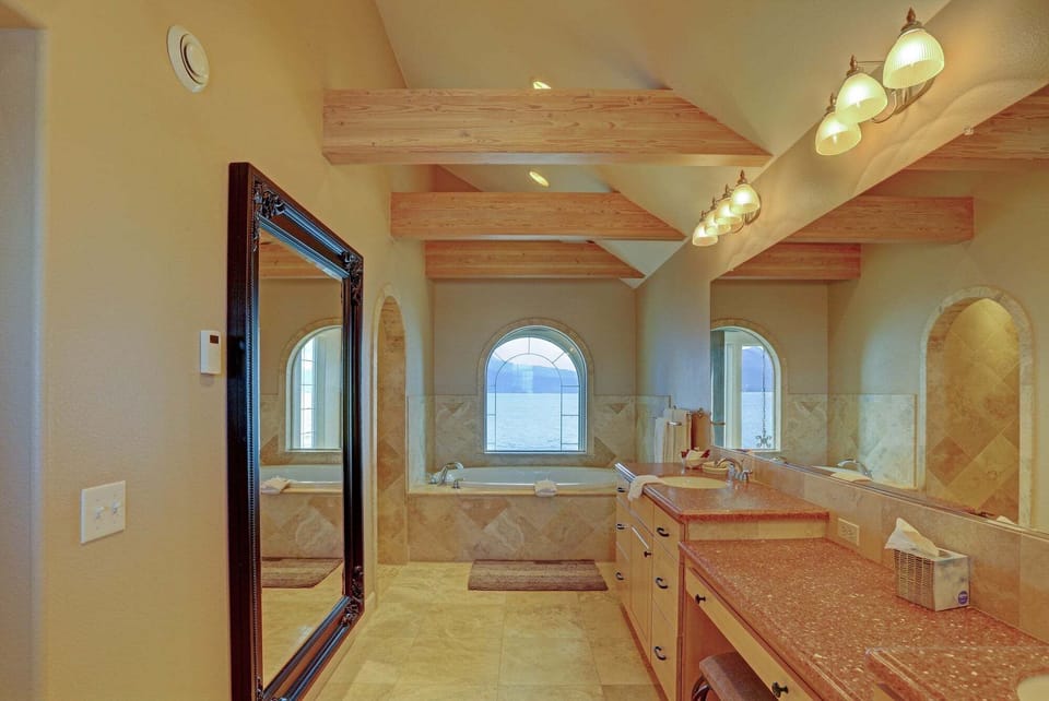Land's End Resort Hotel in Homer