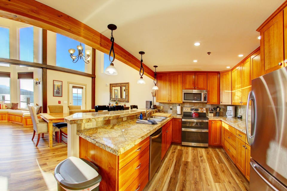Condo, 2 Bedrooms, Kitchen, Bay View | Private kitchen | Mini-fridge, microwave, coffee/tea maker