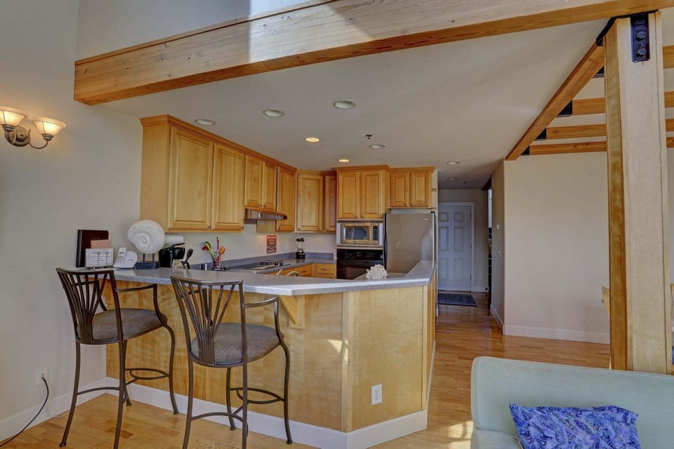 Condo, Kitchen, Bay View | Private kitchen | Mini-fridge, microwave, coffee/tea maker