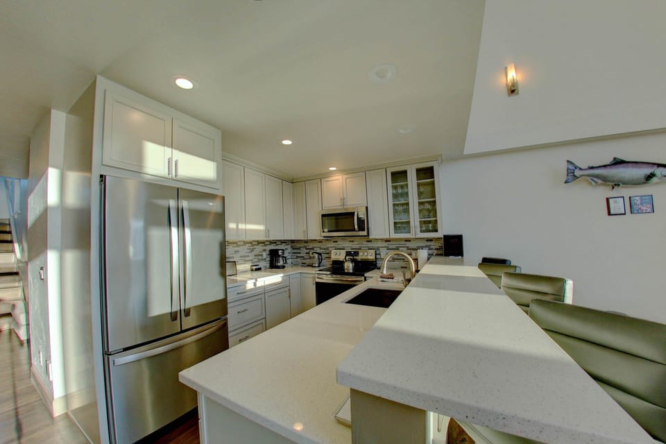 Condo, 3 Bedrooms, Kitchen, Bay View | Private kitchen | Mini-fridge, microwave, coffee/tea maker