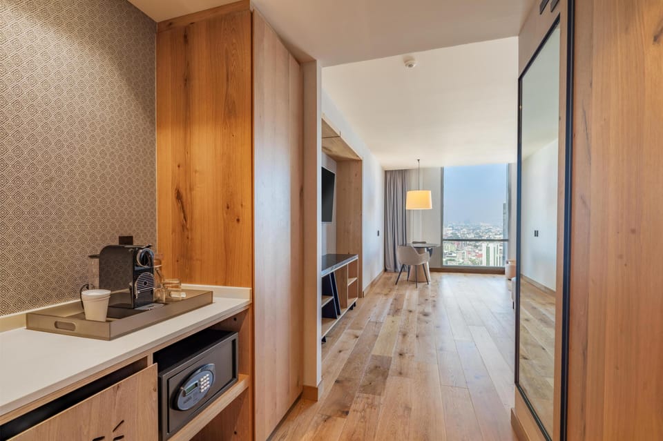 Executive Room 1 king Bed | 1 bedroom, hypo-allergenic bedding, minibar, in-room safe