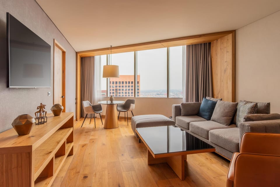 Business Suite 1 King bed | Living area | Flat-screen TV, MP3 dock