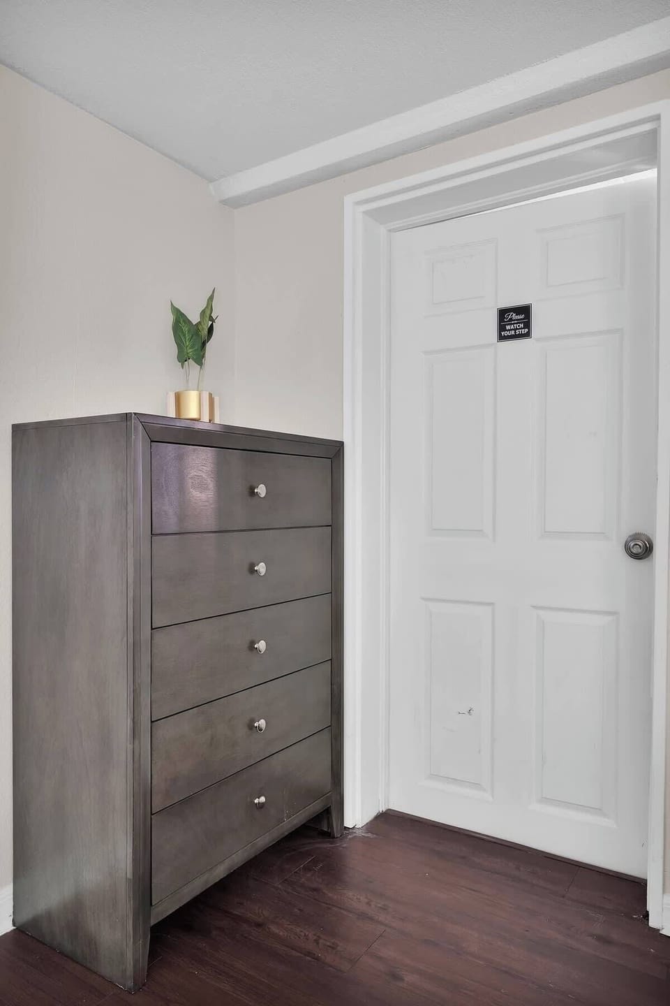 2nd Bedroom
- Queen bed
- Comfortable leather Armchair
- Dresser & nightstand