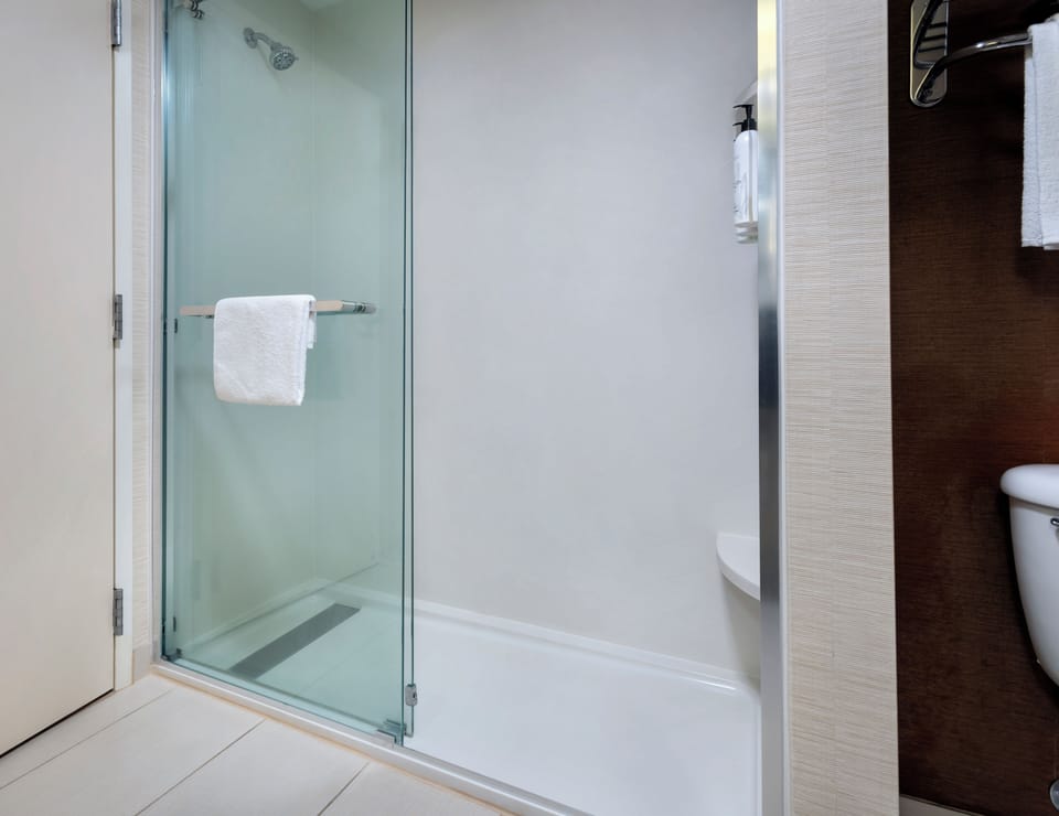 Room, 1 King Bed | Bathroom | Combined shower/tub, free toiletries, hair dryer, towels