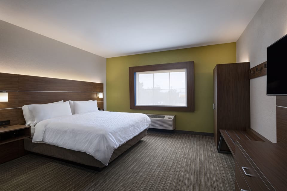 Down comforters, in-room safe, desk, laptop workspace