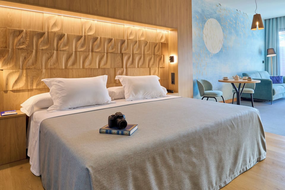 Junior Suite con Jacuzzi y Terraza con vista Piscina | Minibar, in-room safe, desk, laptop workspace