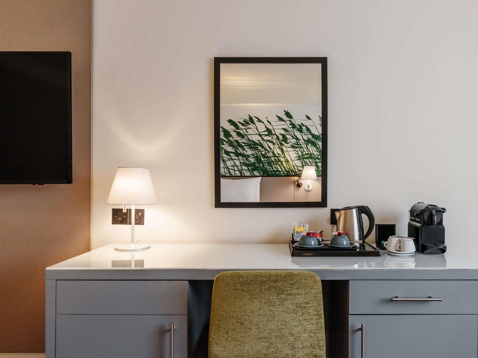 Privilege, Room, 1 King Bed | Desk, iron/ironing board, free cribs/infant beds, free WiFi