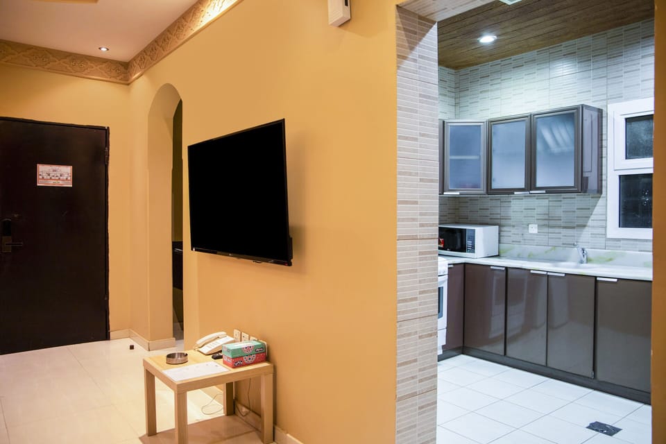 Apartment, 2 Bedrooms | Hypo-allergenic bedding, desk, soundproofing, free WiFi