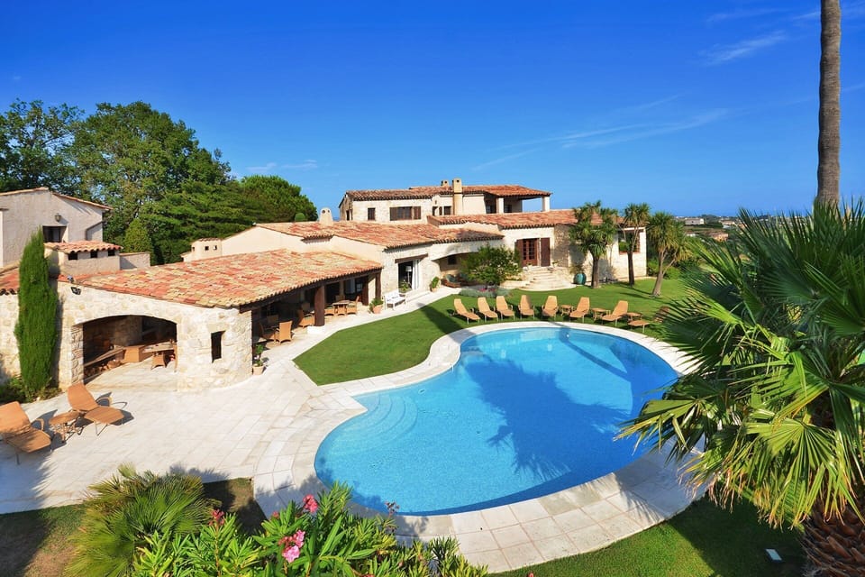 View of house and pool