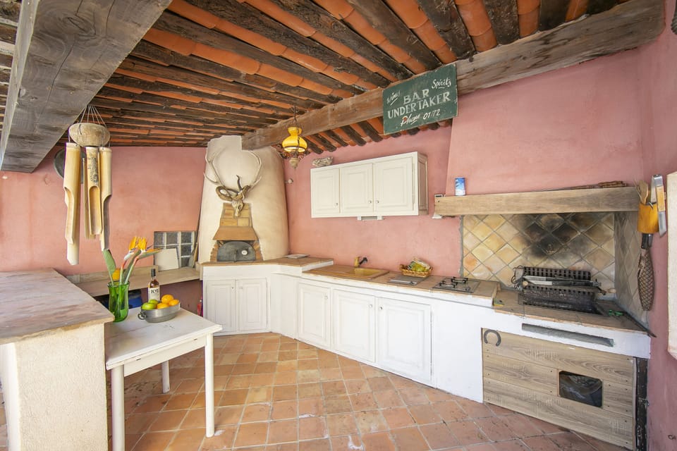 Outdoor kitchen