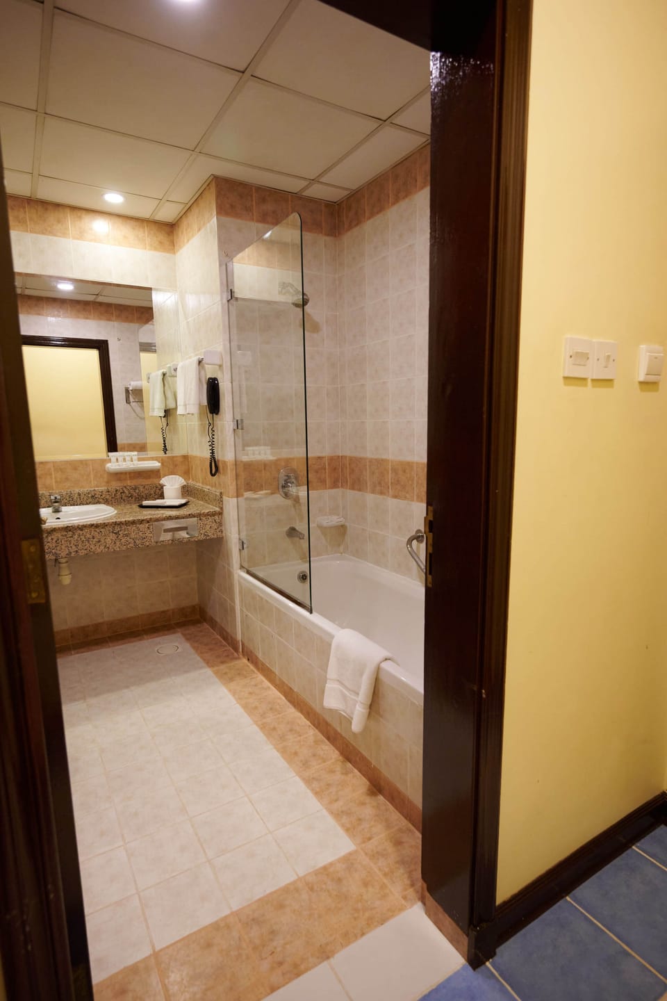 Deluxe Double Room | Bathroom | Combined shower/tub, rainfall showerhead, free toiletries, towels
