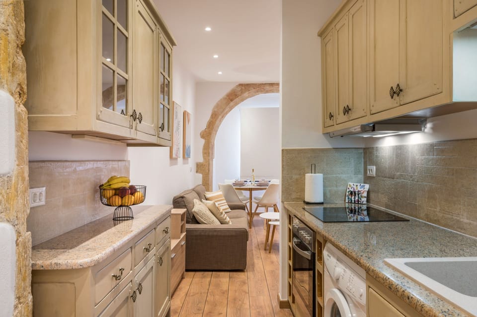 Classic Apartment | Private kitchen | Mini-fridge, microwave, oven, stovetop