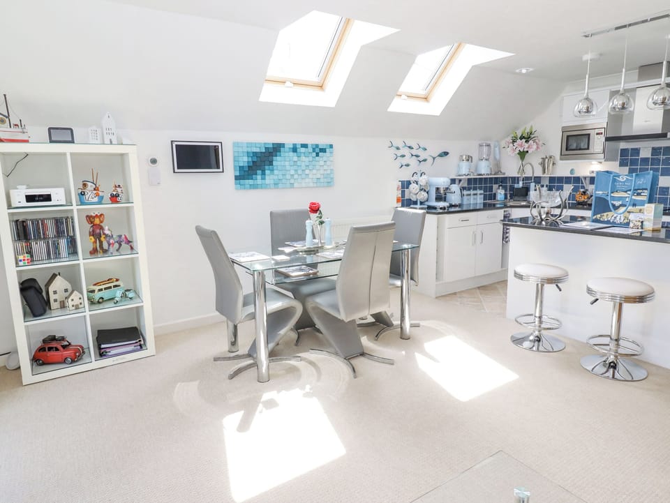 Cottage | Dining