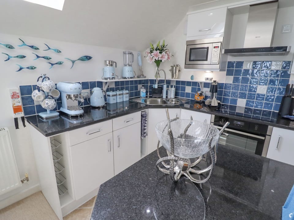 Cottage | Private kitchen | Fridge, dishwasher, electric kettle, toaster