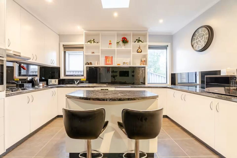 Full kitchen. Breakfast bar. Includes children's cups & crockery. 
