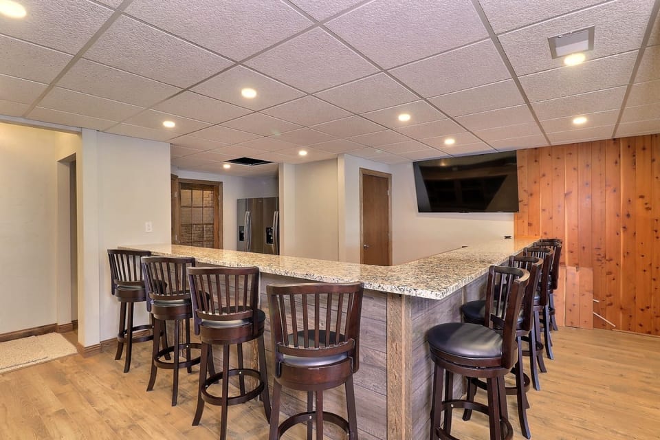 Your own bar!!!  Pool, darts and pac man.  No need to leave.. 2 full size Ref