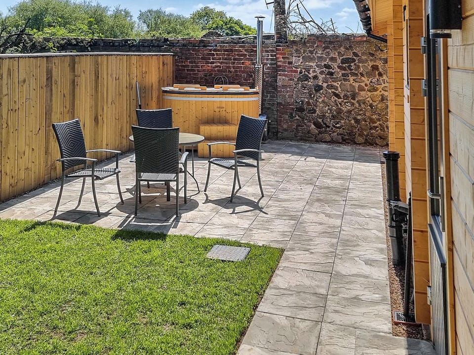 Sitting-out-area | West End Lodge, Ulrome