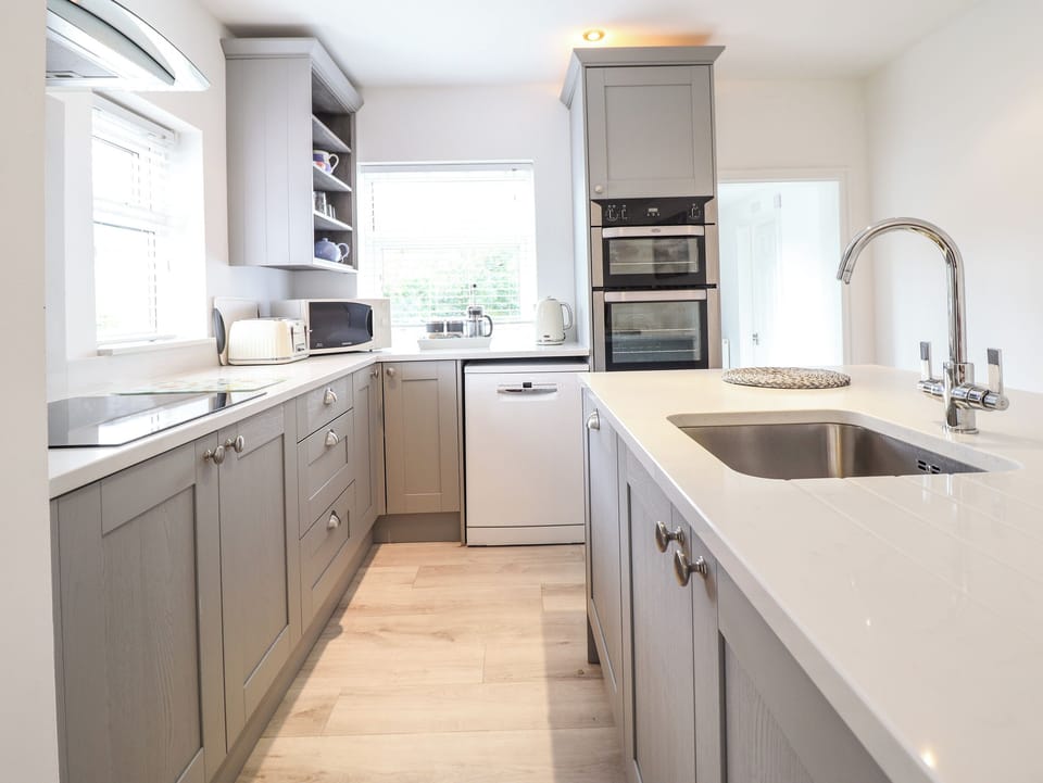 Cottage | Private kitchen | Fridge, dishwasher, electric kettle, toaster