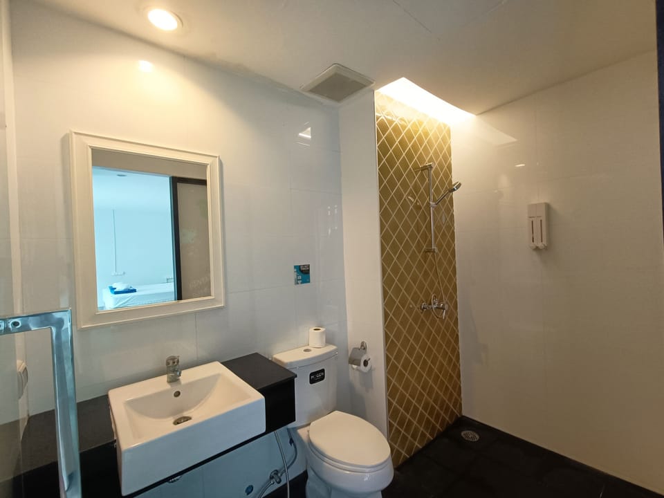 Double Room, 1 King Bed, Non Smoking, Private Bathroom | Bathroom | Shower, bidet, towels, shampoo