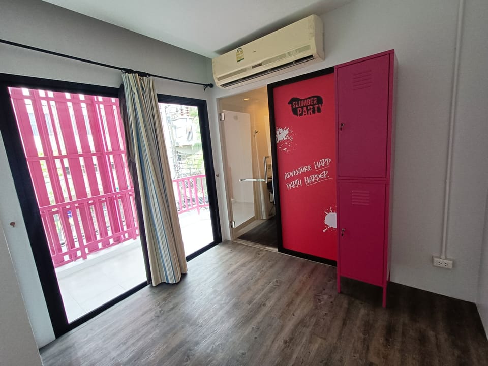 Double Room, 1 King Bed, Non Smoking, Private Bathroom | Bathroom | Shower, bidet, towels, shampoo